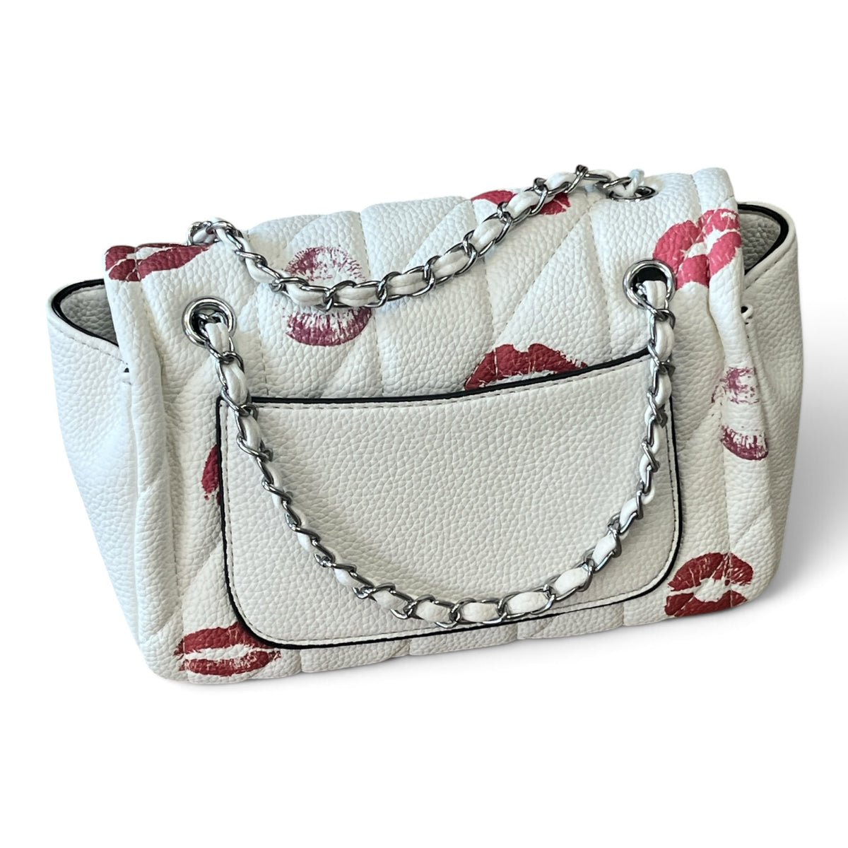 Superlative Online white quilted leather shoulder bag with red kiss-print pattern and silver chain strap